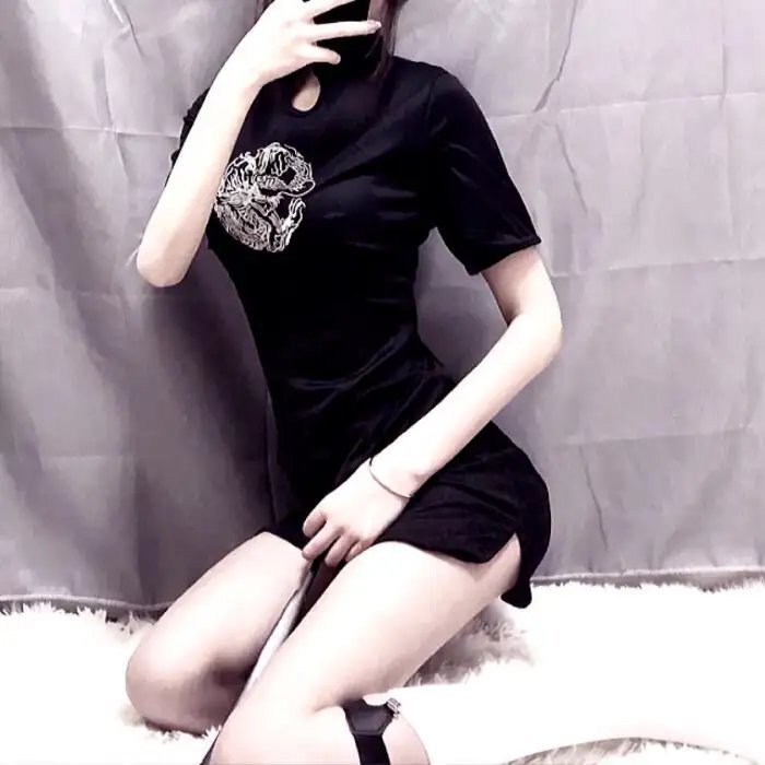 魕
